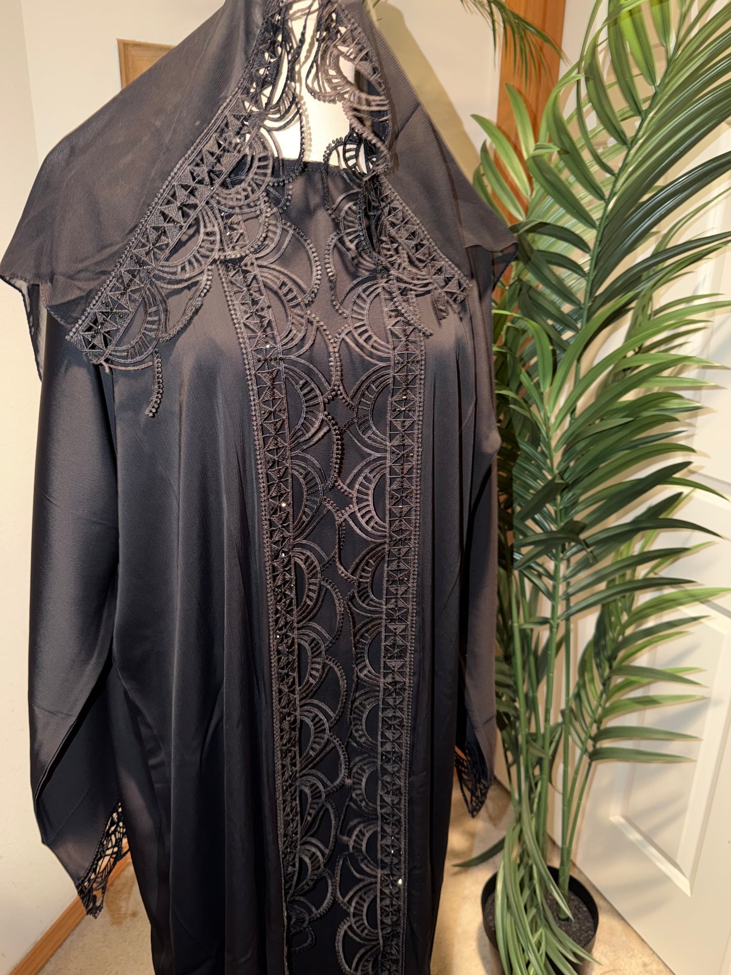 Saphrina Lace Abaya: Black